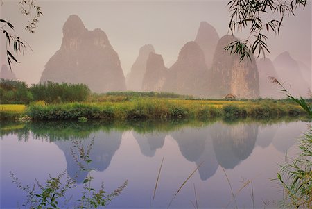 Yulong River and Landscape Near Yangshuo, Guangxi Region China Foto de stock - Direito Controlado, Número: 700-00079879