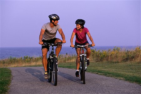 simsearch:700-00053390,k - Couple Riding Bicycles on Path Foto de stock - Con derechos protegidos, Código: 700-00070156