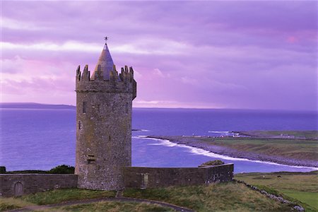 doolin - Doonagore Castle at Sunset Doolin, Ireland Foto de stock - Con derechos protegidos, Código: 700-00070476