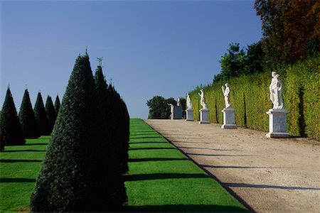 simsearch:700-00285781,k - Rangées de Statues et d'arbres dans la Cour, Versailles, France Photographie de stock - Rights-Managed, Code: 700-00070976