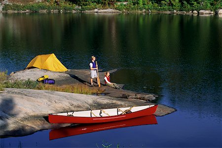 Couple sur les rochers avec tente et canoë près de Haliburton Lake, Ontario, Canada Photographie de stock - Rights-Managed, Code: 700-00071225