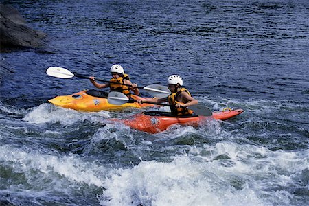 Deux garçons, kayak de rivière Madawaska de Palmer Rapids, Ontario, Canada Photographie de stock - Rights-Managed, Code: 700-00071234