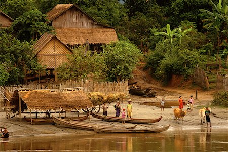 fiume ayeyarwady - People with Boats and Cattle near Shore, Irrawaddy River, Myanmar Fotografie stock - Rights-Managed, Codice: 700-00071436