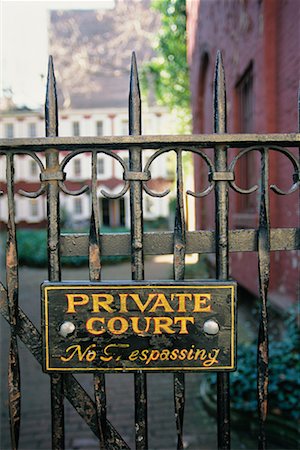 propiedad privada - Sign on Gate in Greenwich Village New York, New York, USA Foto de stock - Con derechos protegidos, Código: 700-00071564