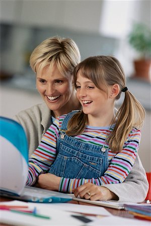 Mother and Daughter Using Laptop Computer, Smiling Foto de stock - Direito Controlado, Número: 700-00071574