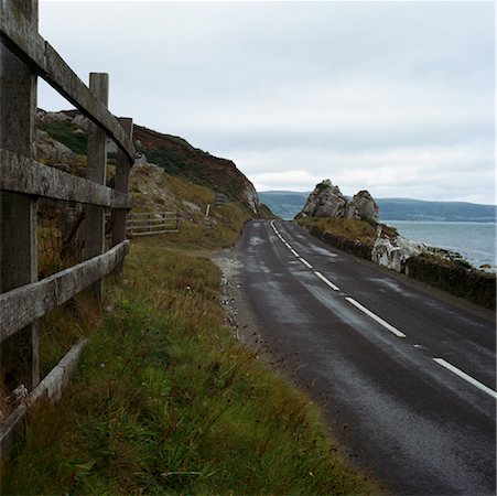 Coast Road and Fence near Shore County Antrim, Northern Ireland Fotografie stock - Rights-Managed, Codice: 700-00071653