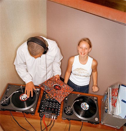 simsearch:695-05769414,k - Teenage Boy and Girl Using Turntables Foto de stock - Con derechos protegidos, Código: 700-00071708