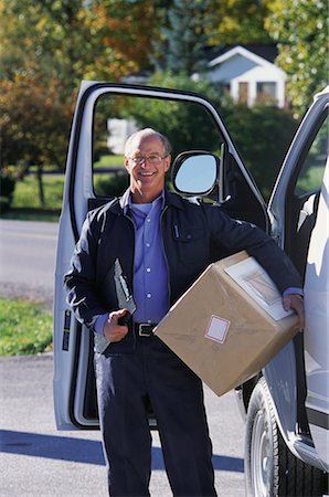express (delivery) - Portrait de Courier mâles matures debout près de Van, Holding paquet, Ontario, Canada Photographie de stock - Rights-Managed, Code: 700-00071718