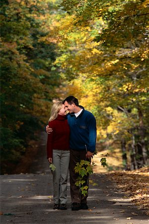 Couple Face to Face on Path Through Trees in Autumn Caledon, Ontario, Canada Foto de stock - Con derechos protegidos, Código: 700-00071733