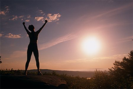 simsearch:700-00091198,k - Vue arrière du femme debout sur le rocher, les bras levés au coucher du soleil Photographie de stock - Rights-Managed, Code: 700-00072230