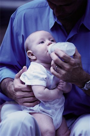 simsearch:700-00280402,k - Père d'alimentation bébé de bouteille Photographie de stock - Rights-Managed, Code: 700-00072429