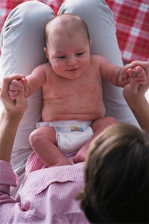 simsearch:700-00178962,k - Overhead View of Mother Sitting On Bed, Holding Baby Fotografie stock - Rights-Managed, Codice: 700-00072531