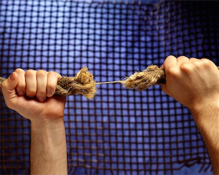 peça perdida - Hands Pulling Rope Holding by a Thread Foto de stock - Direito Controlado, Número: 700-00072790