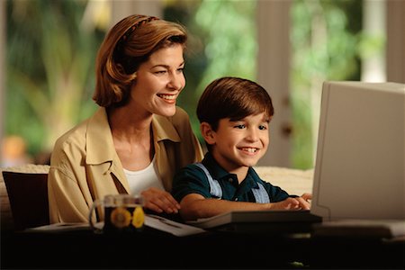 Mother and Son Using Computer Smiling Foto de stock - Direito Controlado, Número: 700-00073046
