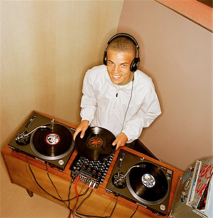 simsearch:695-05769414,k - Portrait of Teenage Boy Using Turntables Foto de stock - Con derechos protegidos, Código: 700-00073100