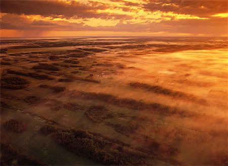 simsearch:700-00186877,k - Vue aérienne du paysage et du brouillard au lever du soleil, Clandeboye Bay St. Ambroise, Manitoba, Canada Photographie de stock - Rights-Managed, Code: 700-00073198