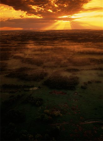 simsearch:700-00186877,k - Vue aérienne du paysage et du brouillard au lever du soleil, Clandeboye Bay St. Ambroise, Manitoba, Canada Photographie de stock - Rights-Managed, Code: 700-00073199