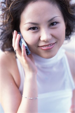 simsearch:700-00917701,k - Portrait d'une femme à l'aide de téléphone portable Photographie de stock - Rights-Managed, Code: 700-00073251