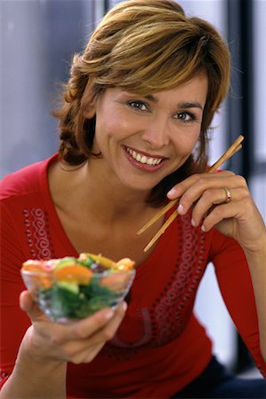 simsearch:700-00328319,k - Porträt Frau Holding Salat und Stäbchen Stockbilder - Lizenzpflichtiges, Bildnummer: 700-00073450