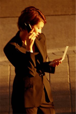 simsearch:700-00184999,k - Businesswoman Using Cell Phone And Electronic Organizer Outdoors Toronto, Ontario, Canada Foto de stock - Con derechos protegidos, Código: 700-00073477