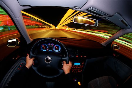 simsearch:700-00153050,k - Driver's Perspective in Car on Road with Light Trails at Night Toronto, Ontario, Canada Foto de stock - Direito Controlado, Número: 700-00073481