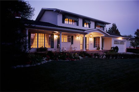 simsearch:700-00050536,k - Extérieur de la maison avec les lumières allumées au crépuscule, Calgary, Alberta, Canada Photographie de stock - Rights-Managed, Code: 700-00073536