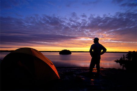 simsearch:700-00091198,k - Vue arrière du personne debout de tentes près de la rivière Pigeon au Parc Provincial Atikaki Sunset, Manitoba, Canada Photographie de stock - Rights-Managed, Code: 700-00073788