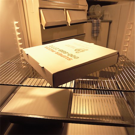 pizza box nobody - Pizza Box in Empty Fridge Foto de stock - Con derechos protegidos, Código: 700-00084082