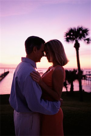 simsearch:400-03942507,k - Couple Embracing Face to Face on Tropical Beach at Sunset Fotografie stock - Rights-Managed, Codice: 700-00084196