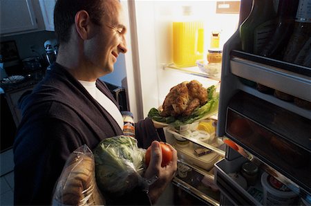 Homme debout au réfrigérateur, en prenant de poulet, Mayonnaise, légumes et pain Photographie de stock - Rights-Managed, Code: 700-00084264