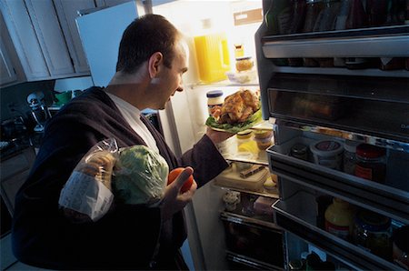 Homme debout au réfrigérateur, en prenant de poulet, Mayonnaise, légumes et pain Photographie de stock - Rights-Managed, Code: 700-00084265