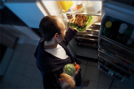 Homme debout au réfrigérateur, prise de poulet, pain et légumes Photographie de stock - Rights-Managed, Code: 700-00084266