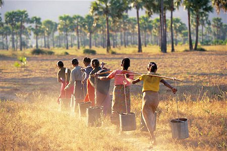 simsearch:700-00554410,k - Back View of Women Carrying Water To Village Bagan, Myanmar Fotografie stock - Rights-Managed, Codice: 700-00084664