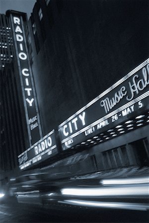 Radio City Music Hall and Blurred Traffic at Night New York, New York, USA Foto de stock - Con derechos protegidos, Código: 700-00084754