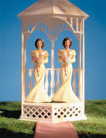 simsearch:600-01788863,k - Two Bride Figurines Standing In Gazebo Stock Photo - Rights-Managed, Code: 700-00085026