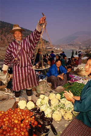 simsearch:614-06044200,k - People at Sunday Market Wangdue Phodrang, Bhutan Fotografie stock - Rights-Managed, Codice: 700-00085143