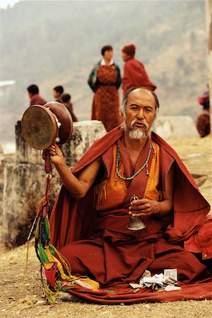 punakha dzong - Mature Man avec tambour et cloche au Bhoutan Festival Punakha Dromche Photographie de stock - Rights-Managed, Code: 700-00085176