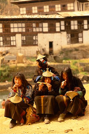 punakha dzong - Groupe de gens assis à manger en plein air à Punakha Dromche Festival, Bhoutan Photographie de stock - Rights-Managed, Code: 700-00085186