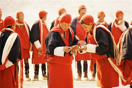 punakha dzong - Deux hommes d'éclairage pétard à Punakha Dromche Festival Bhoutan Photographie de stock - Rights-Managed, Code: 700-00085180
