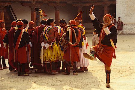 simsearch:700-00153080,k - L'homme dansant et jouant cor en foule au Bhoutan Festival Punakha Dromche Photographie de stock - Rights-Managed, Code: 700-00085181