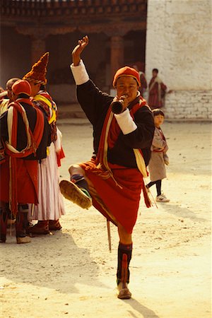 punakha dzong - L'homme dansant et jouant cor en foule au Bhoutan Festival Punakha Dromche Photographie de stock - Rights-Managed, Code: 700-00085182