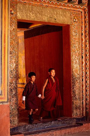 punakha dzong - Deux garçons se promenant dans la porte au Bhoutan Festival Punakha Dromche Photographie de stock - Rights-Managed, Code: 700-00085191