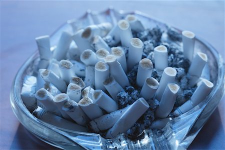 Close-up der Aschenbecher voller Zigarettenkippen Stockbilder - Lizenzpflichtiges, Bildnummer: 700-00085267