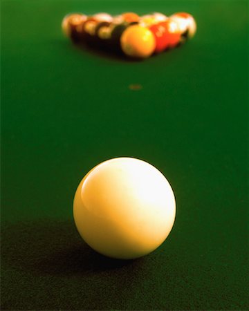 Cue Ball and Billiard Balls on Pool Table Foto de stock - Con derechos protegidos, Código: 700-00085297