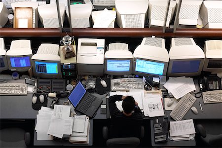 parquet - Overhead View of Man at Computers In Stock Market Trading Room Foto de stock - Con derechos protegidos, Código: 700-00085358