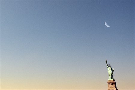 simsearch:700-00078192,k - Statue de la liberté et à la lune, New York, New York, USA Photographie de stock - Rights-Managed, Code: 700-00085458