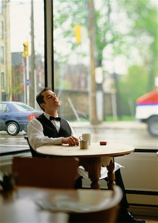 rauchpause - Kellner an Tisch im Cafe Rauchen Zigarette Stockbilder - Lizenzpflichtiges, Bildnummer: 700-00085571