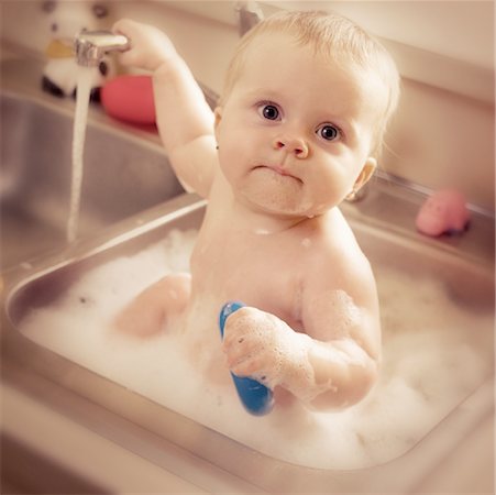 simsearch:700-00087282,k - Portrait of Baby Bathing in Sink Foto de stock - Con derechos protegidos, Código: 700-00085671