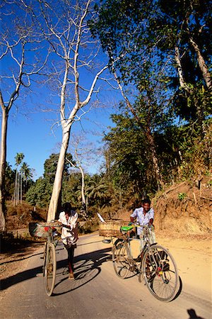Hommes marchant avec vélos sur le chemin, îles Andaman, Inde Photographie de stock - Rights-Managed, Code: 700-00085869