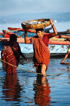 simsearch:700-00554575,k - Femme portant un panier de poissons sur la tête pour le marché, Port Blair, Andaman Islands, Inde Photographie de stock - Rights-Managed, Code: 700-00085923